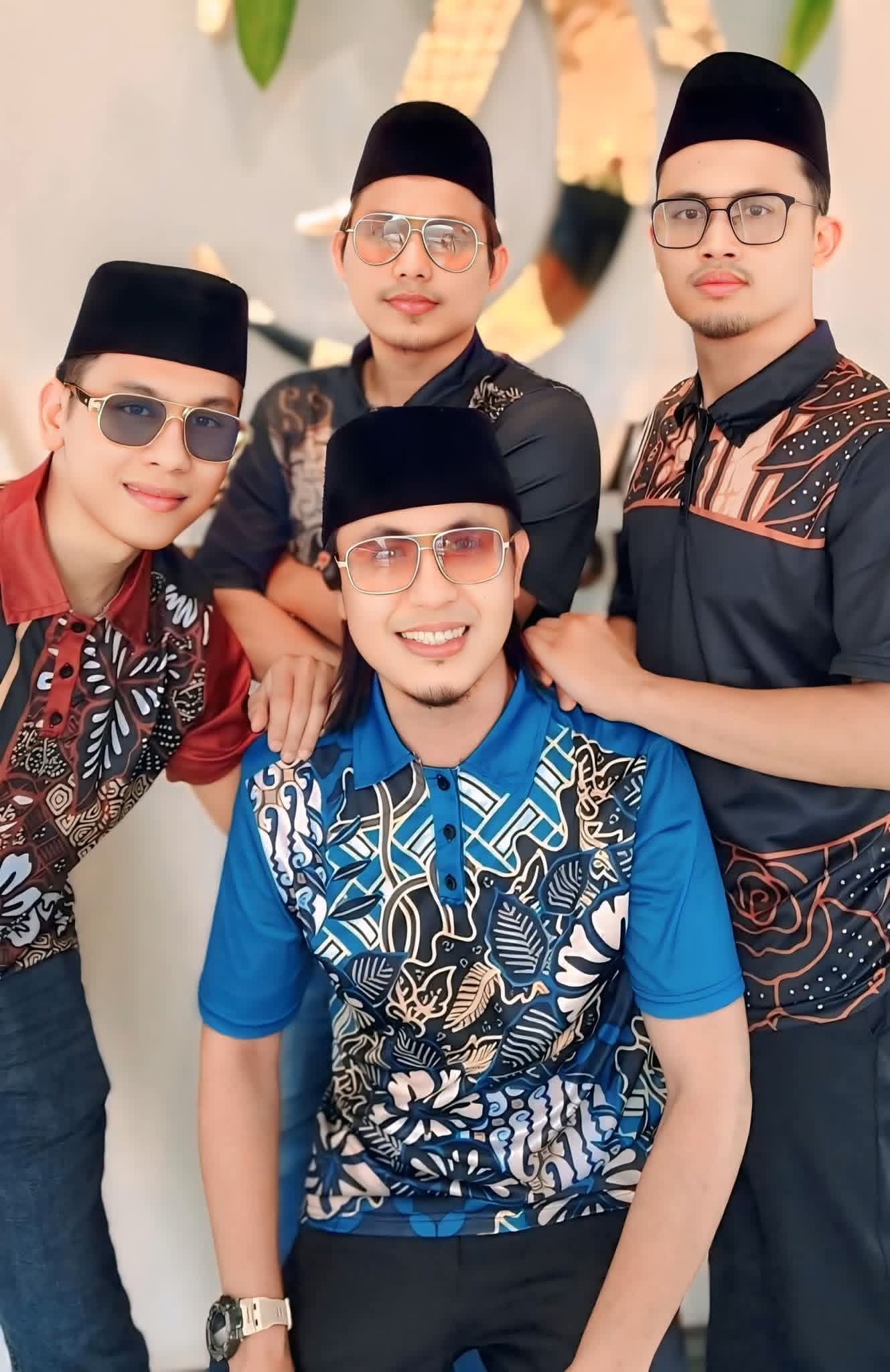 Alfian duduk tengah bersama rakan peragaan pakaian Image